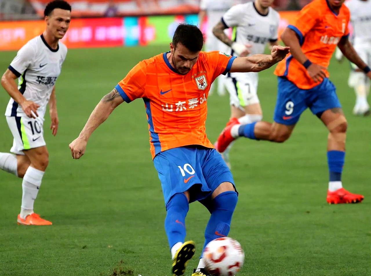 里程碑夜！山东泰山刷新队史纪录，亚冠窗口期刷纪录，质疑声仍在，训练强度明显提升